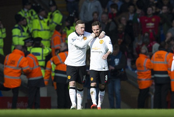Wayne Rooney chúc mừng Juan Mata có trận đấu tuyệt vời trên sân của Liverpool.