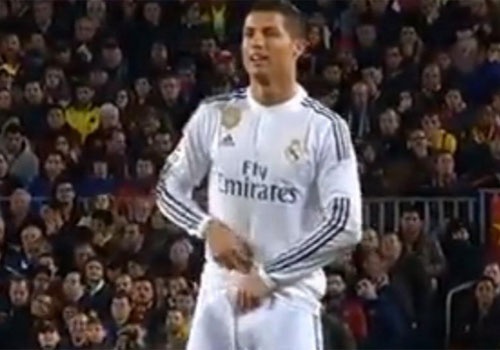 Ronaldo co hanh dong la sau khi nhan the vang hinh anh