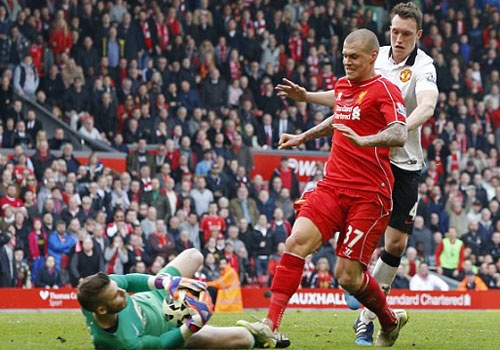 Choi xau De Gea, Skrtel doi dien an treo gio nang hinh anh