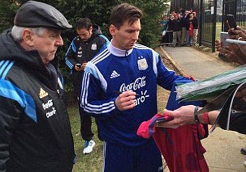 Lionel Messi hao hung ky tang fan hinh anh