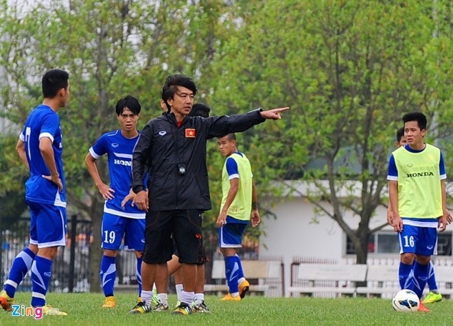 HLV Miura mất khá nhiều thời gian để truyền tải triết lý bóng đá của ông đến các cầu thủ trong mỗi buổi tập. Ảnh: Tùng Lê