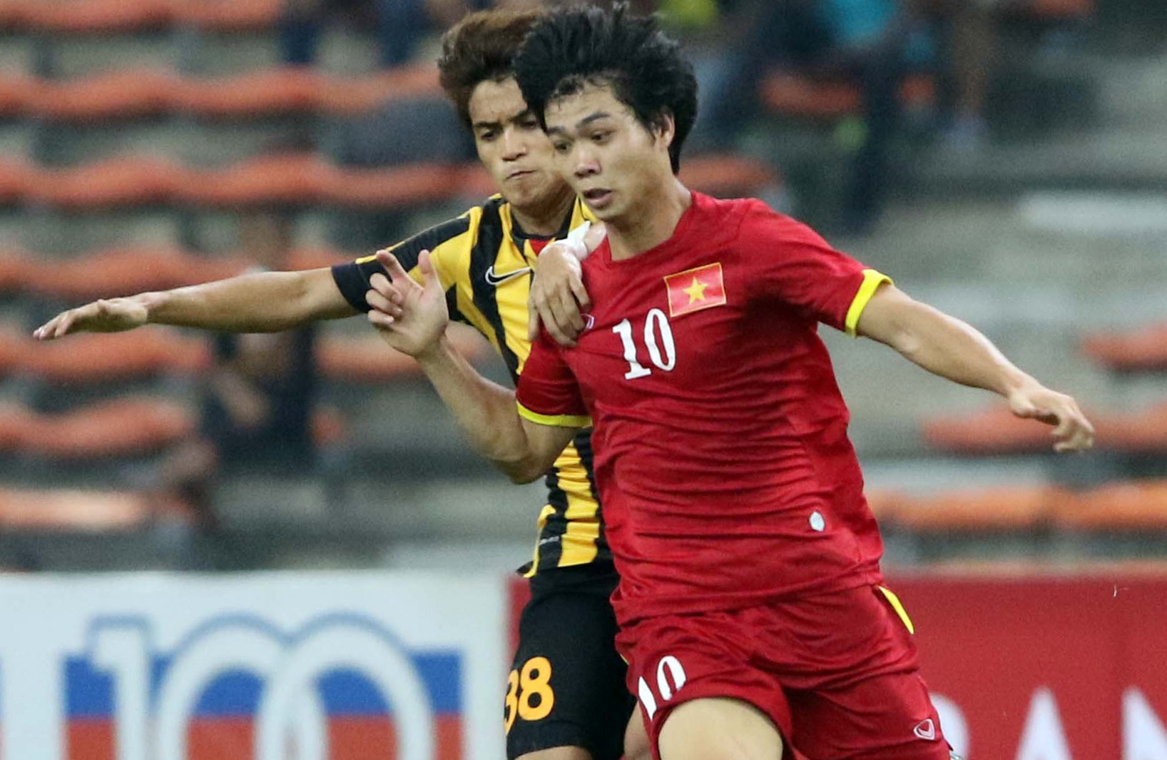 Cap doi Hoang Anh Gia Lai lam kho hang phong ngu Malaysia hinh anh