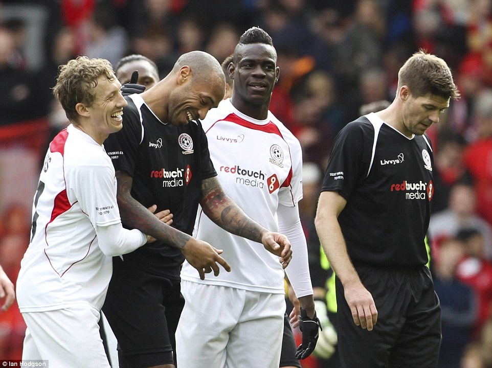 Man trinh dien cua cac ngoi sao tren san Anfield hinh anh