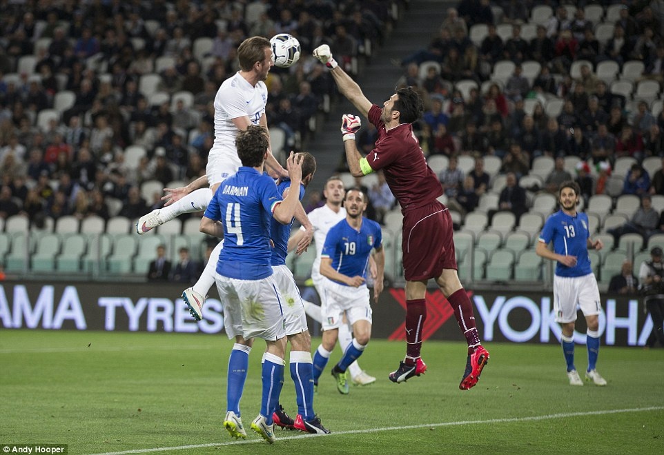 Hai ban thang dep trong tran dau giua Italy va Anh hinh anh
