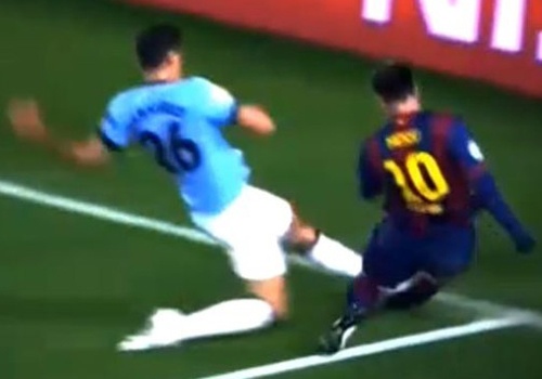 Pha vao bong khien Messi dinh chan thuong chan phai hinh anh