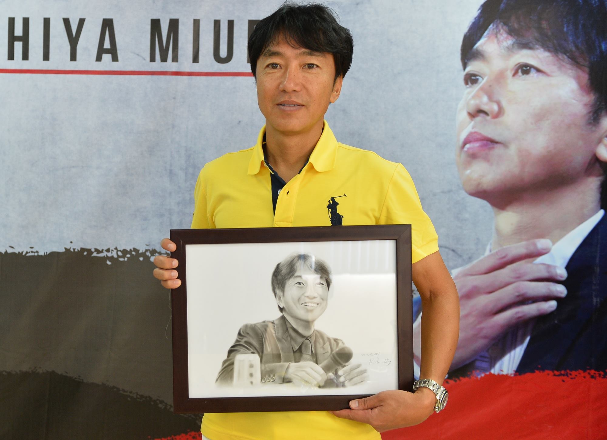 HLV Miura khá bất ngờ khi nhận được món quà là bức truyền thần của ông trong buổi họp báo sau chiến thắng 2-1 trước U23 Malaysia. Ảnh: Lê Hiếu.