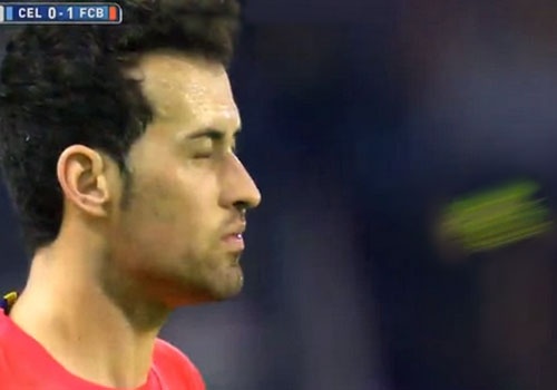 Pha bong khien Sergio Busquets bi doi thu nem co vao mat hinh anh