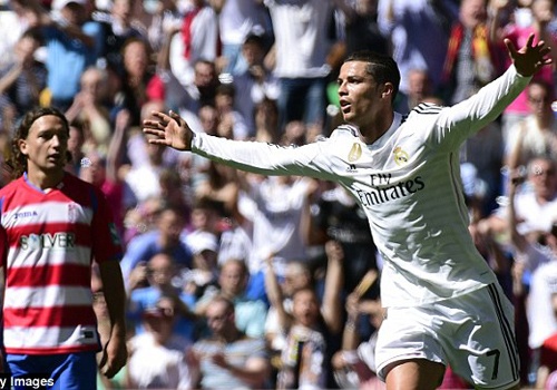 Ronaldo but toc trong cuoc dua giay vang chau Au hinh anh