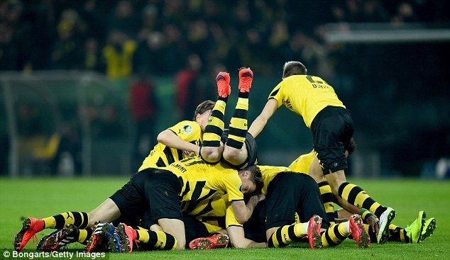 Dortmund thang 3-2 trong tran ruot duoi ty so kich tinh hinh anh