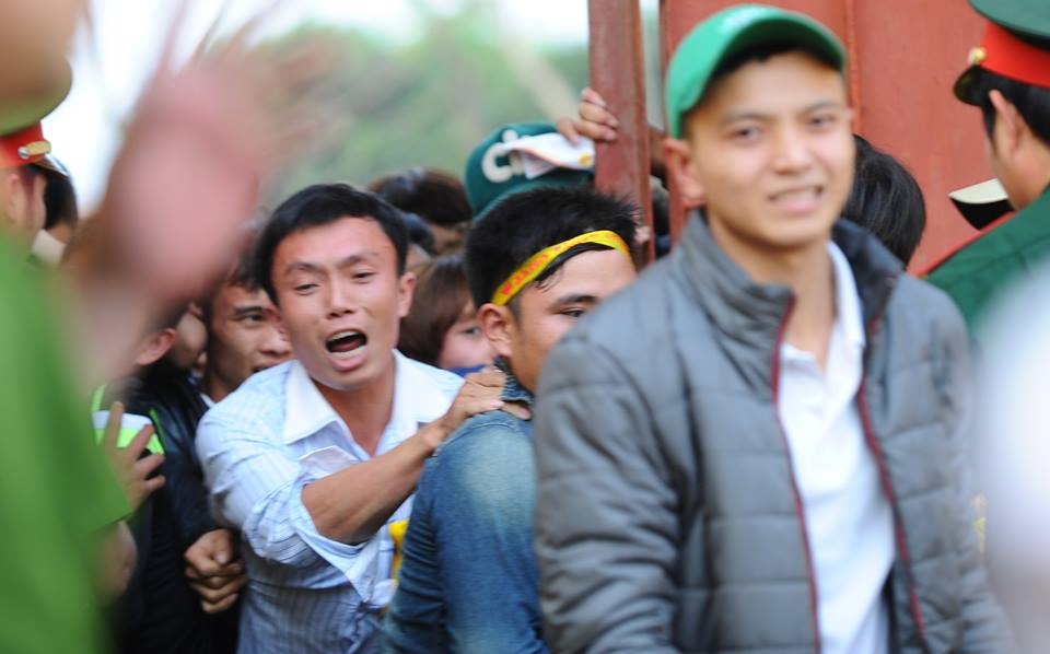 Do chỉ phát hành 10.000 vé trên sức chứa 18.000 nên sân còn trống nhiều Sân Vinh mở cửa tự do khán đài C,D cho khán giả vào trong khoảng 5p.