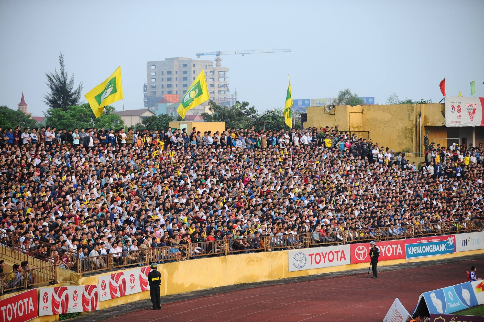 Khán đài không còn một chỗ trống.