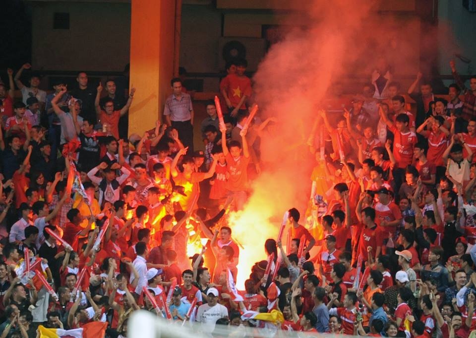 CDV dot phao sang mung ban thang o Hang Day hinh anh