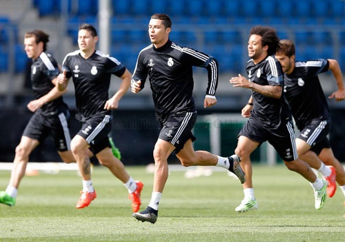 Ronaldo san sang giup Real danh bai Atletico Madrid hinh anh