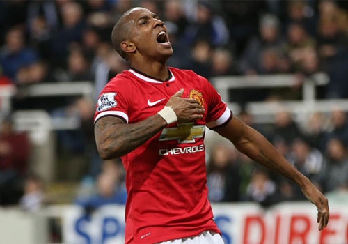 Ashley Young se giam luong de ky hop dong 3 nam voi M.U hinh anh