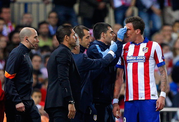 Ramos, Carvajal thuc cui cho vao mat Mandzukic hinh anh