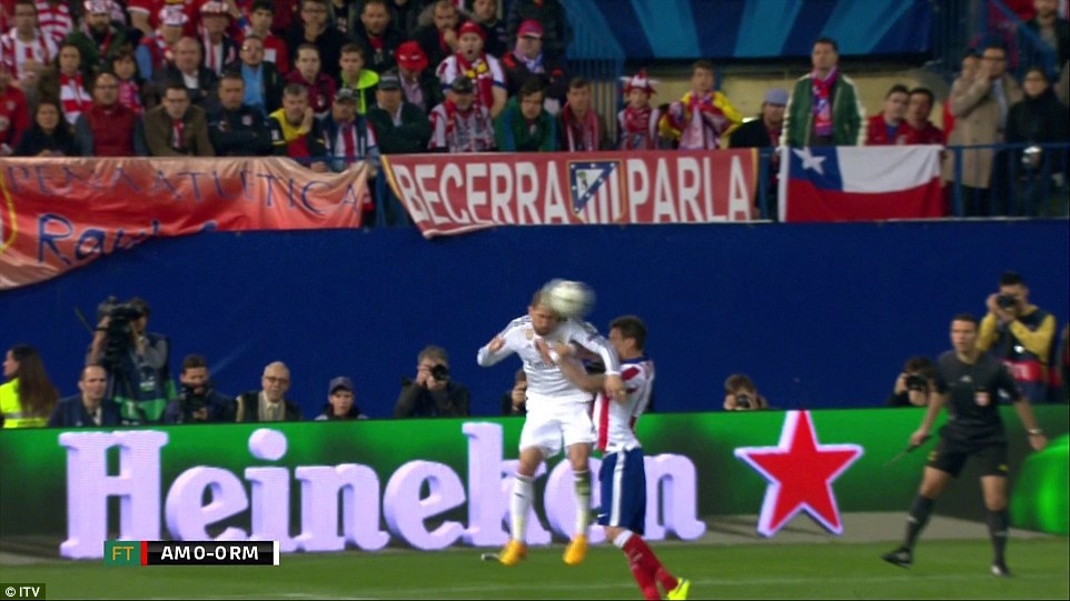 Carvajal choi xau doi voi Mandzukic hinh anh