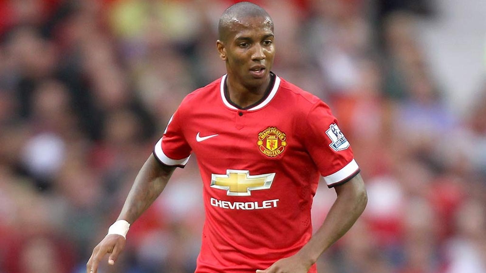 Cha con nha Ashley Young chinh thuc khoac ao chung 1 doi hinh anh