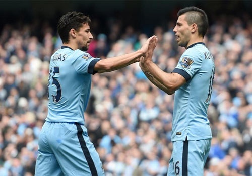 Aguero ghi ban thang thu 20 cho Man City hinh anh
