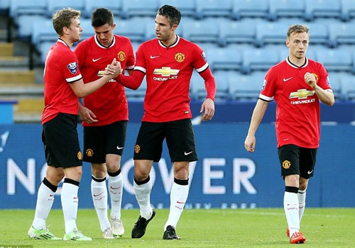 Van Persie ra san va kien tao trong doi hinh U21 M.U hinh anh