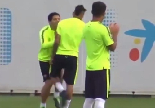 Neymar treu dua Suarez trong buoi tap cua Barca hinh anh
