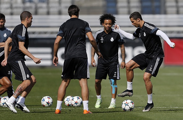 Ronaldo xu ly bong kheo leo hinh anh