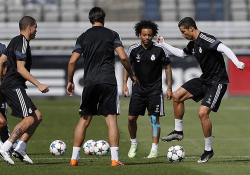 Cristiano Ronaldo xu ly bong kheo leo tren san tap hinh anh