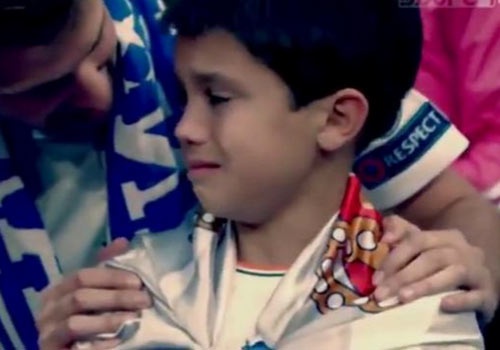 Fan nhi xuc dong khi duoc Ronaldo tang ao hinh anh