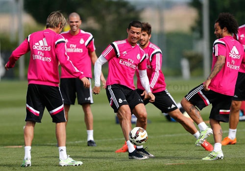 Ronaldo xau kim Coentrao tren san tap hinh anh