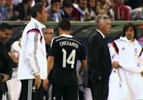 HLV Ancelotti khong chuc mung Chicharito hinh anh