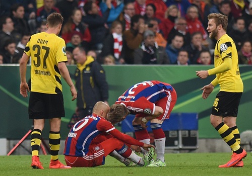 Cau thu Bayern guc xuong san sau khi thua Dortmund hinh anh