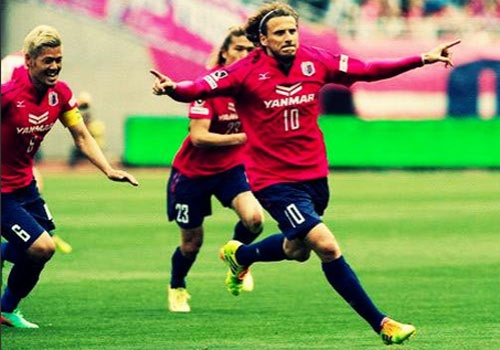 Cuu tien dao cua M.U Forlan sut phat ghi ban dep mat hinh anh