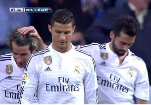 Fan Real la o khi Ronaldo sut bong vot xa hinh anh