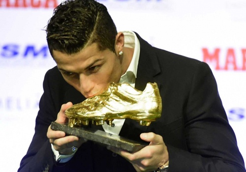 Ronaldo but pha trong cuoc dua giay vang chau Au hinh anh