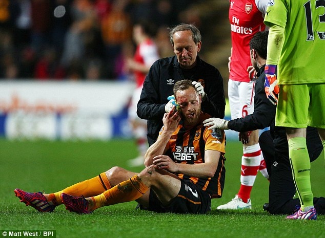 Koscielny giam len mat tien ve Hull City hinh anh