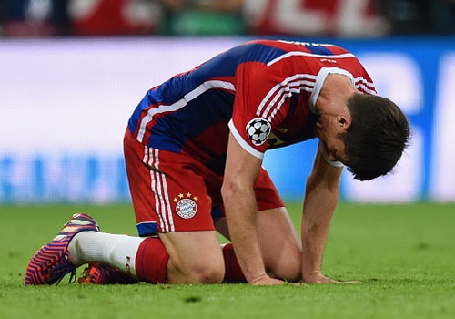 Sao Bayern guc xuong san khi khong the vuot qua Barca hinh anh