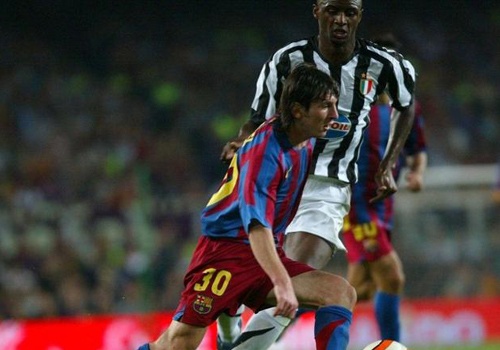 Messi gay an tuong khi doi dau Juventus o tuoi 18 hinh anh