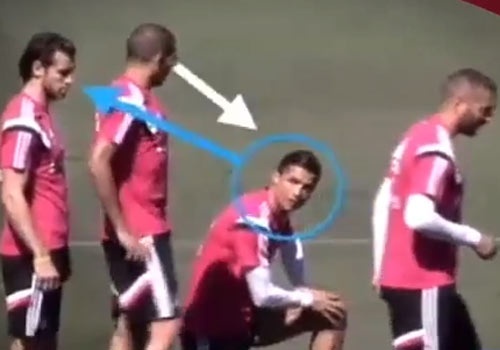 Ronaldo nhin Gareth Bale voi anh mat kho chiu hinh anh