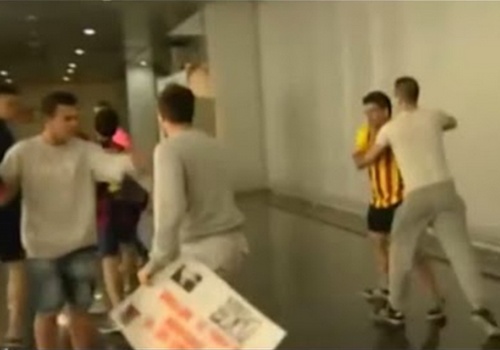 Fan Barca dung do CDV Real o san bay hinh anh