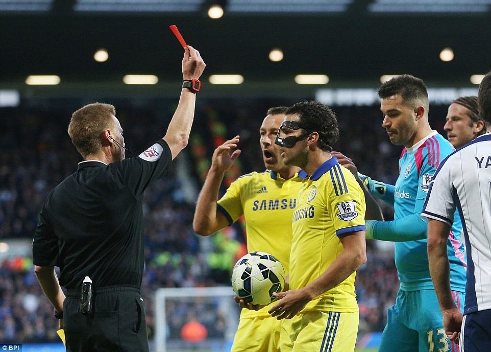 Fabregas nhan the do sau khi sut bong trung dau cau thu West Brom hinh anh