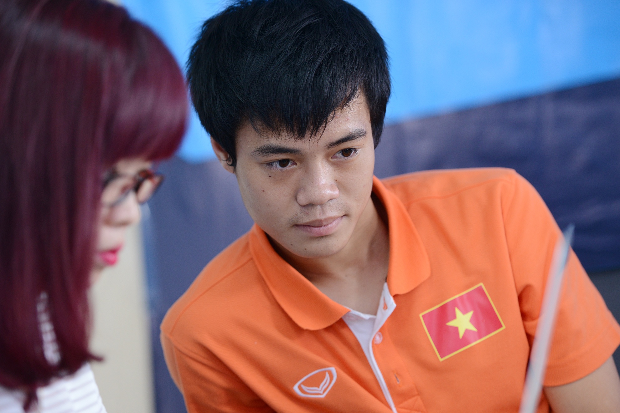 Văn Toàn chăm chú đọc các câu hỏi độc giả gửi trên Zing.vn. Ảnh: Anh Tuấn