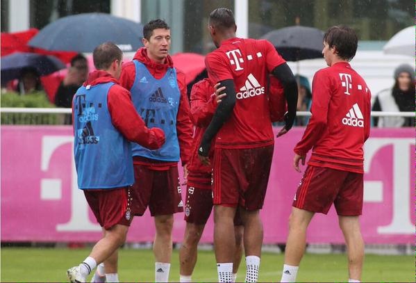 Lewandowski va Boateng danh nhau tren san tap hinh anh