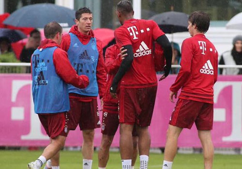 Lewandowski va Boateng gay go tren san tap hinh anh