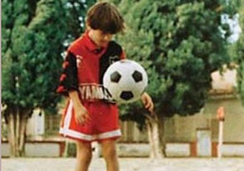 Lionel Messi khien doi thu xau ho khi 9 tuoi hinh anh