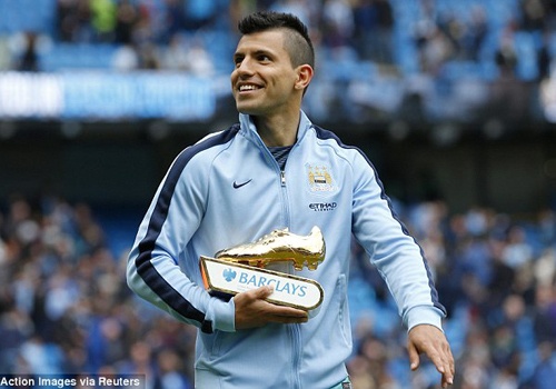 Sergio Aguero nhan Giay vang Premier League 2015 hinh anh