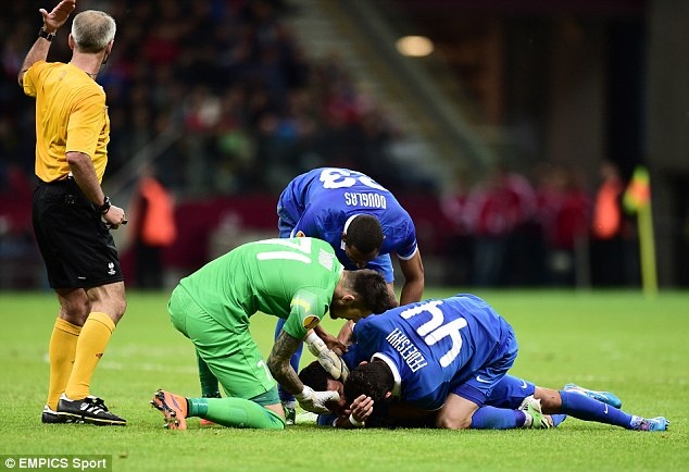 Cau thu do guc xuong san o chung ket Europa League hinh anh