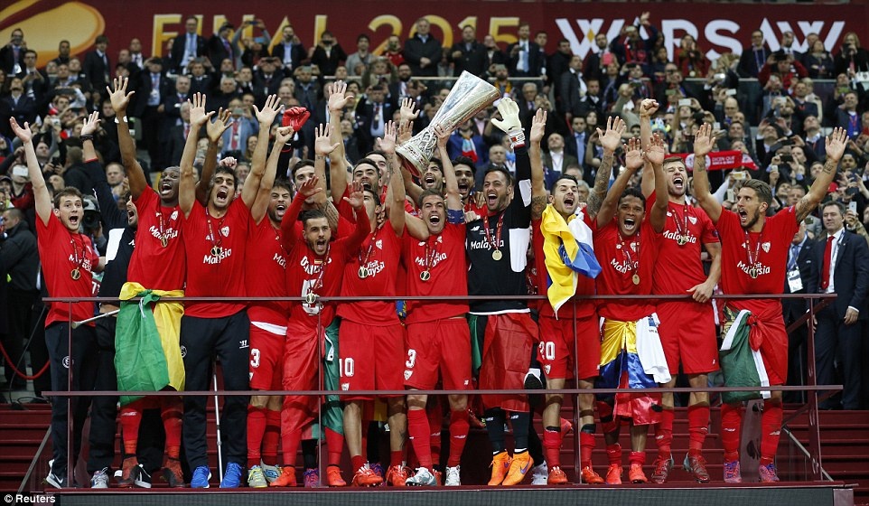 Sevilla doat cup Europa League sau chien thang nguoc 3-2 hinh anh