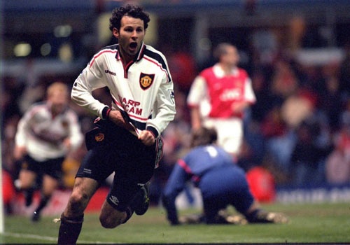 Ryan Giggs doat giai ban thang dep nhat 50 nam qua hinh anh