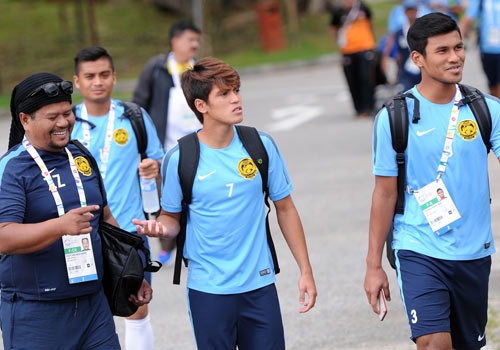 U23 Malaysia tap kin, dung xe tai cho da lanh giai nhiet hinh anh