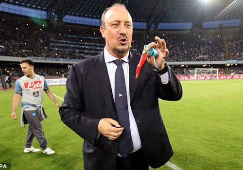 HLV Benitez chia tay Napoli bang tran thua 2-4 hinh anh