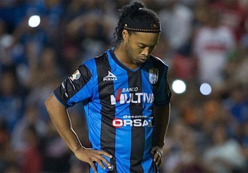 Ronaldinho bi the vang vi choi bong lau ca hinh anh